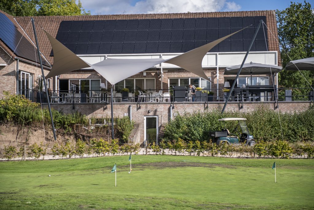 verwijderbare waterdichte terrasoverkapping doek - Manta Roofs Verwijderbare_terrasoverkapping_horeca_golfbaan