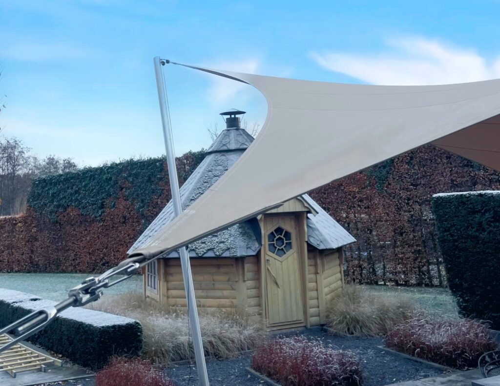 schaduwdoek-op-maat-manta-roofs-stormvast-vergunningsvrij-sint-joost - Manta Roofs schaduwdoek_op_maat_verwijderbaar_stormvast_vergunningsvrij