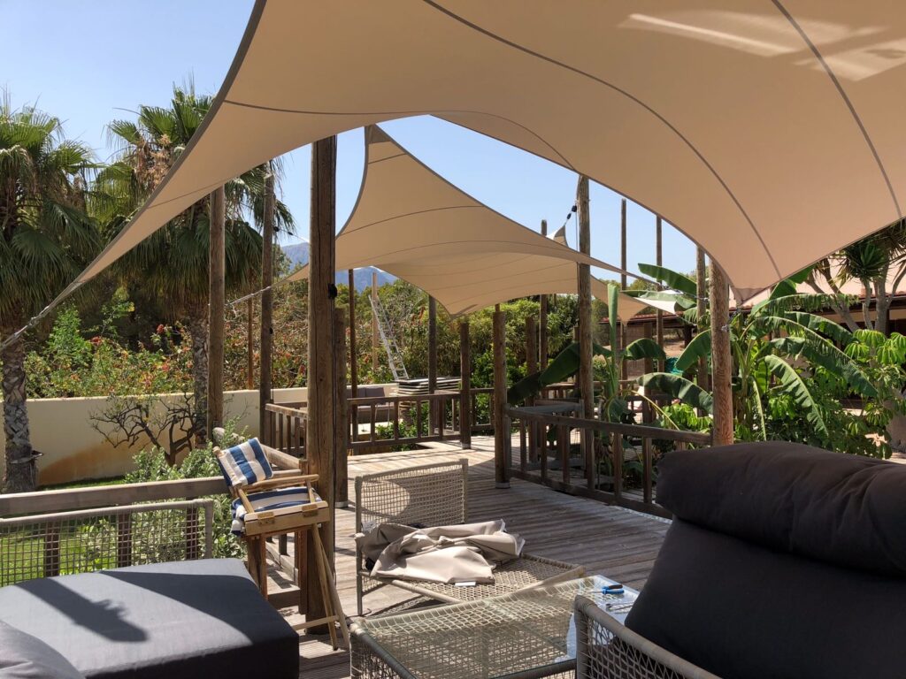 Dubbele_design_overkapping_zeildoek - Manta Roofs dubbele-overkapping-van-zeildoek-mantaroofs