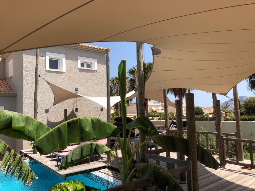 Luxe_zwembad_overkapping - Manta Roofs Zwembad-overkapping-mantaroofs-verwijderbaar-design