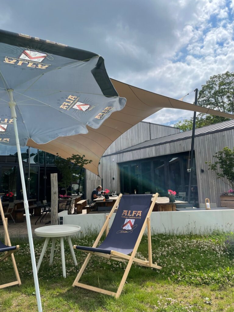 Loungestoel-overkapping-van-zeildoek - Manta Roofs Loungestoel-overkapping-van-zeildoek