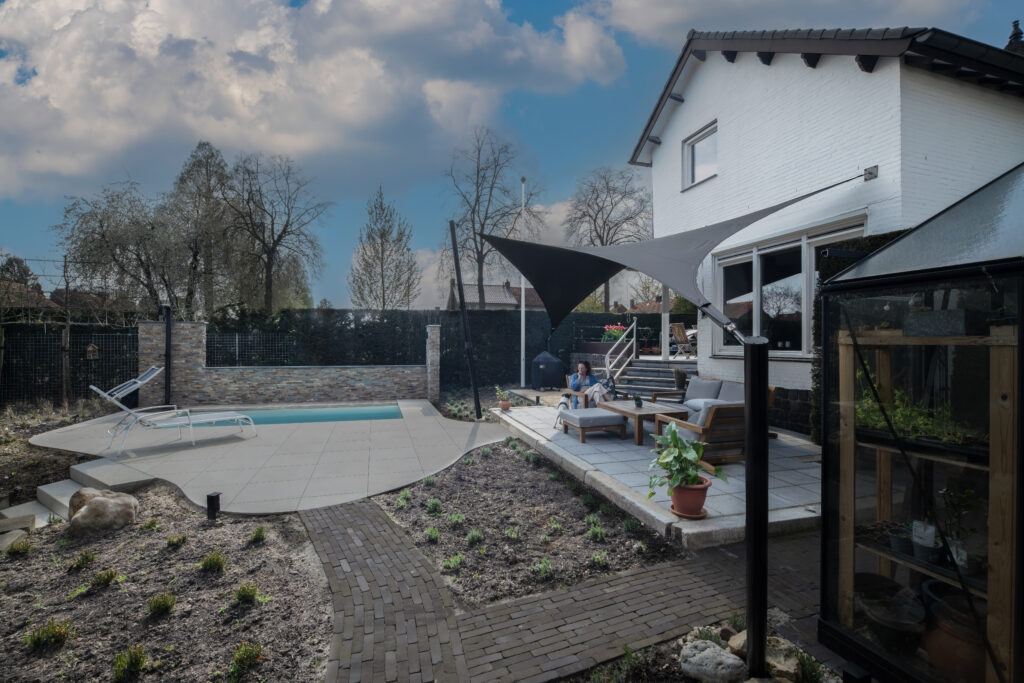 Luxe-zeildoek-op-maat-zwembad - Manta Roofs luxe-zeildoek-op-maat-bij-een-zwembad