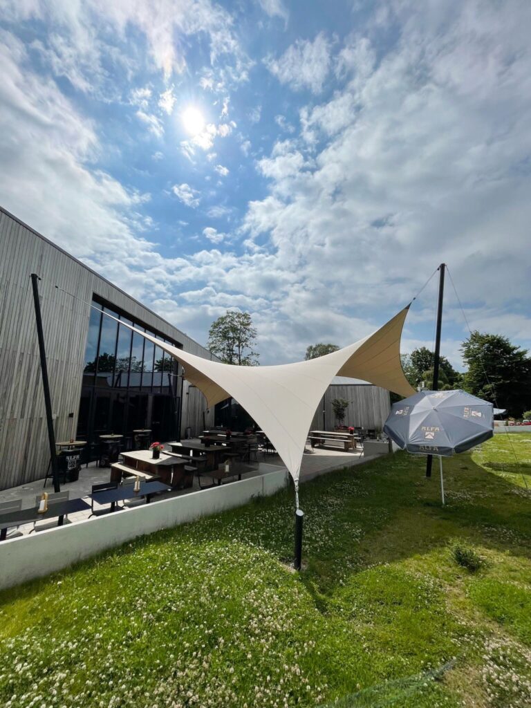 Mooie-overkapping-van-zeil-schinnen-alfa-bierbrouwer - Manta Roofs Mooie-overkapping-van-zeil-schinnen-alfa-bierbrouwer
