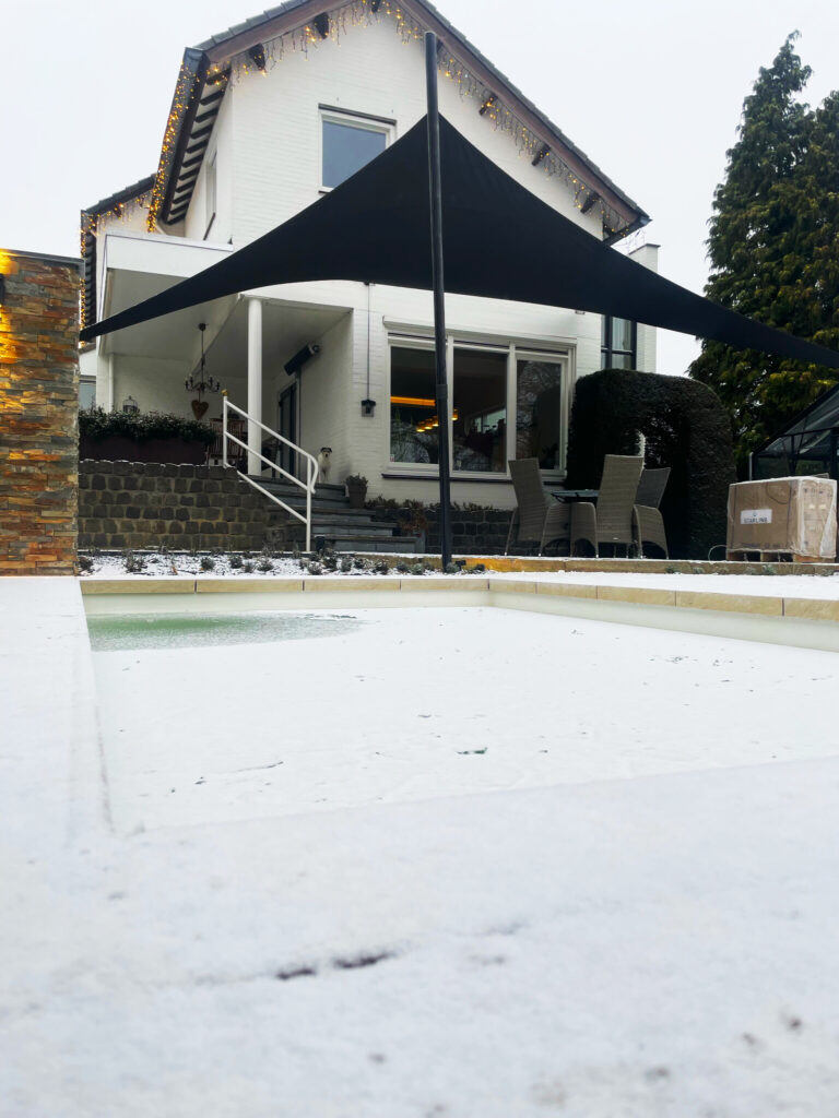 Verwijderbare-overkapping-van-textiel-stormvast - Manta Roofs Verwijderbare_overkappig_bij_zwembad