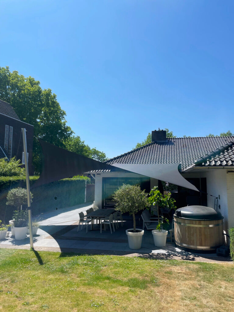 Stormvast-schaduwdoek-over-terras-aan-huis - Manta Roofs Stormvast-schaduwdoek-over-terras-aan-huis