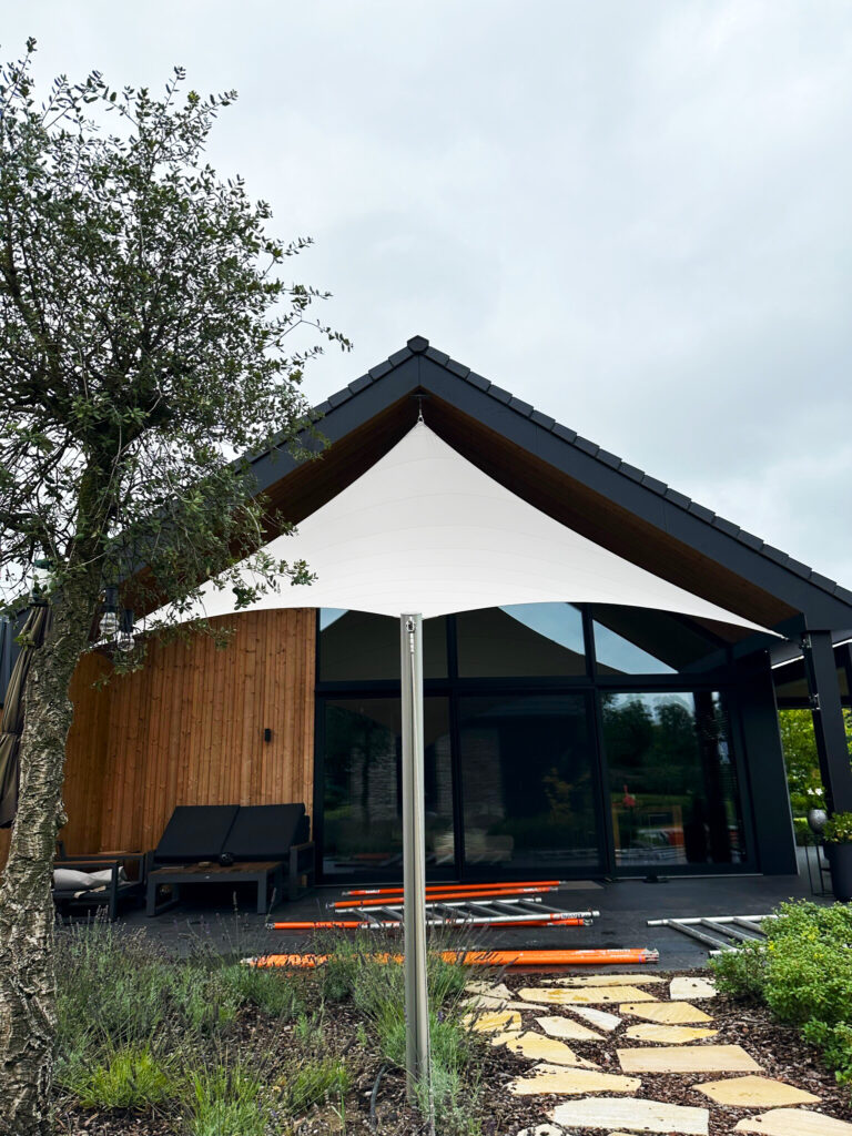 Loft-huis-overkappig-tegen-de-zon - Manta Roofs