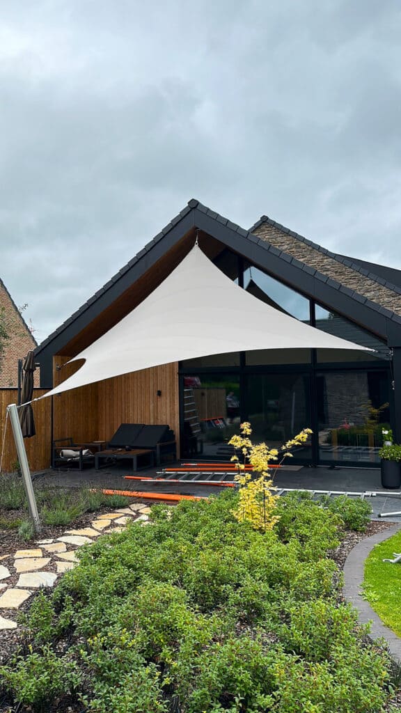 Zonwering-lofthome-op-maat-stormvast - Manta Roofs