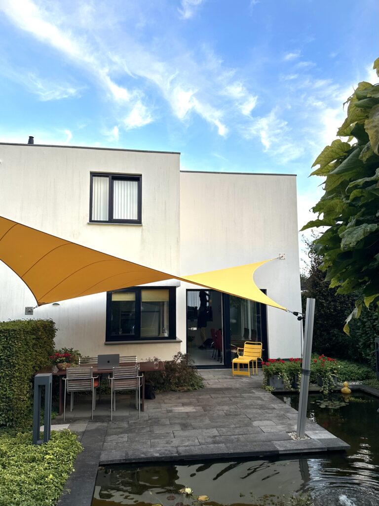 Sfeervol-zonnedoek-in-de-tuin - Manta Roofs Sfeervol-zonnedoek-in-de-tuin