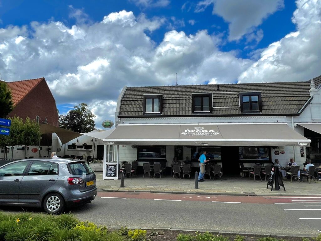 Cafe-tramhalt-weert-schaduwdoek-op-maat - Manta Roofs Cafe-tramhalt-weert-schaduwdoek-op-maat