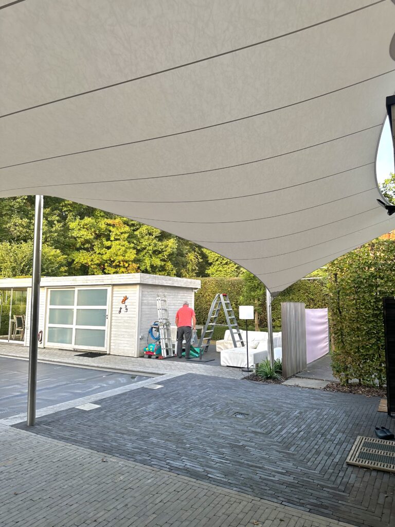 Een-waterdicht-schaduwdoek-is-verwijderbaar - Manta Roofs Een-waterdicht-schaduwdoek-is-verwijderbaar