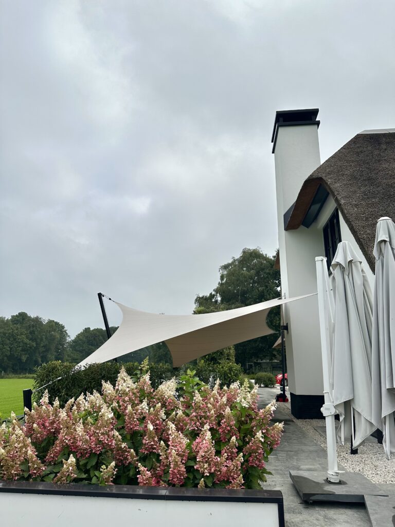 Maatwerk-schaduwdoeken-stormvast-manta-roofs - Manta Roofs Maatwerk-schaduwdoeken-stormvast-manta-roofs