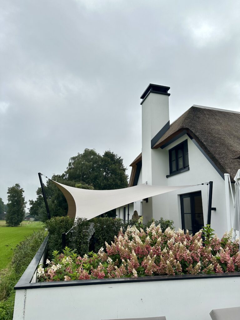 Schaduwdoek-op-maat-stormvast-waterdicht-manta-roofs - Manta Roofs Schaduwdoek-op-maat-stormvast-waterdicht-manta-roofs