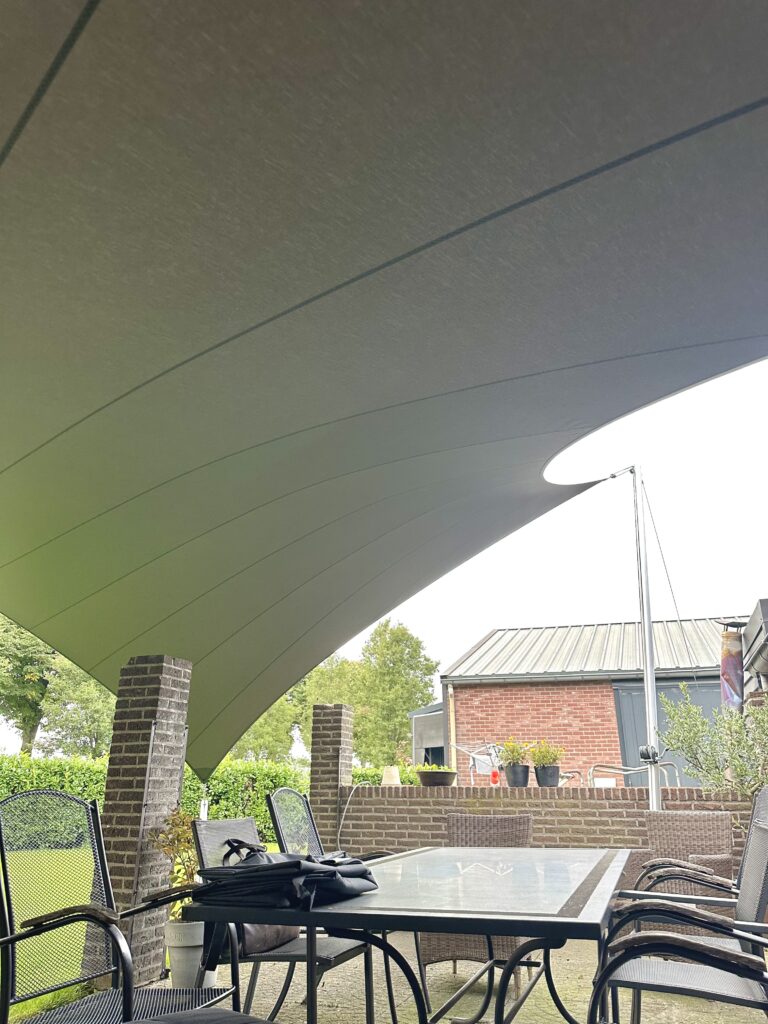 Strak-gespannen-schaduwdoek-als-overkapping - Manta Roofs Strak-gespannen-schaduwdoek-als-overkapping