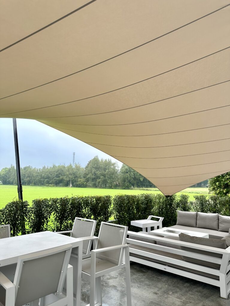 Taupe-kleurig-schaduwdoek-op-maat-strak-gespannen - Manta Roofs Taupe-kleurig-schaduwdoek-op-maat-strak-gespannen