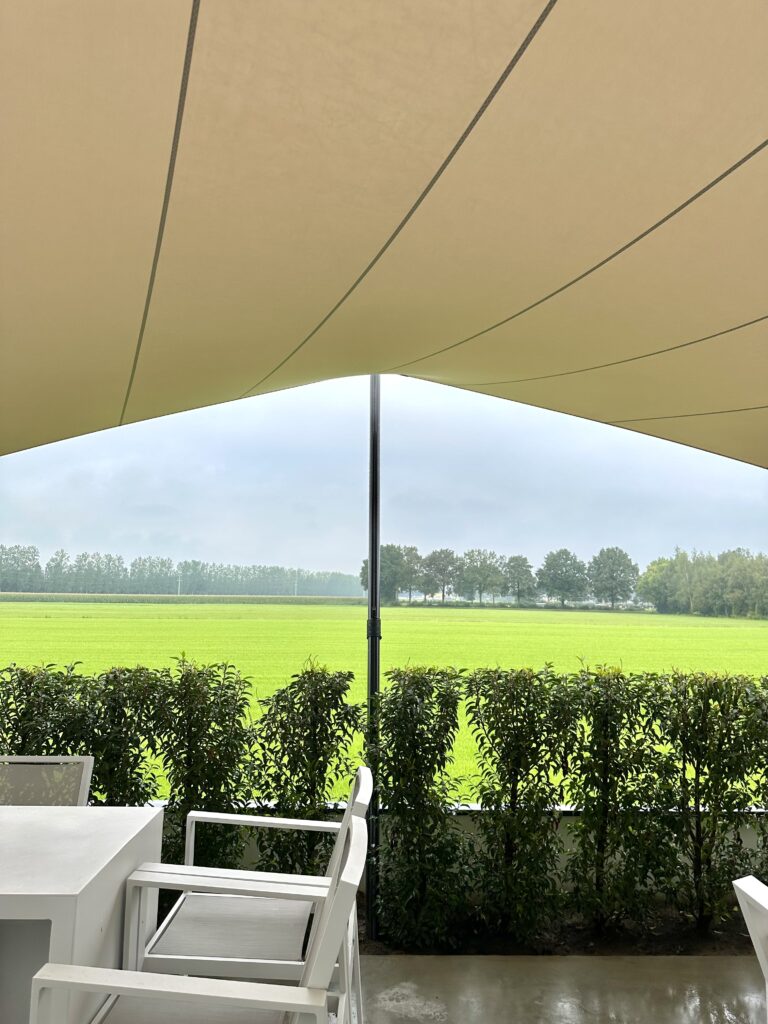 Taupe-schaduwdoek-op-maat-stormvast-verwijderbaar - Manta Roofs Taupe-schaduwdoek-op-maat-stormvast-verwijderbaar