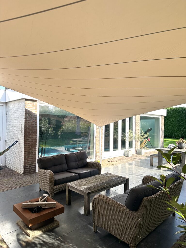 Tuinontwerp-design-inspiratie-gespannen-zeil-doek - Manta Roofs