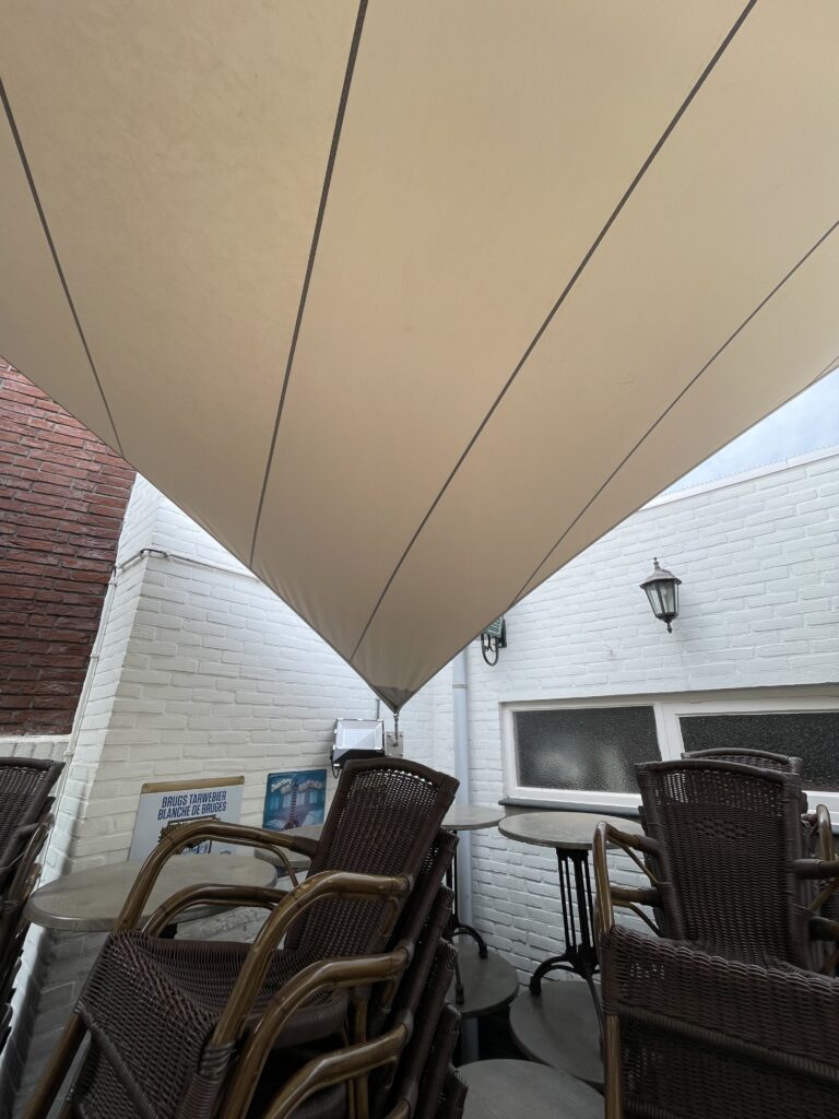 Zeildoek-overkapping-tramhalt-weert-terras - Manta Roofs Zeildoek-overkapping-tramhalt-weert-terras