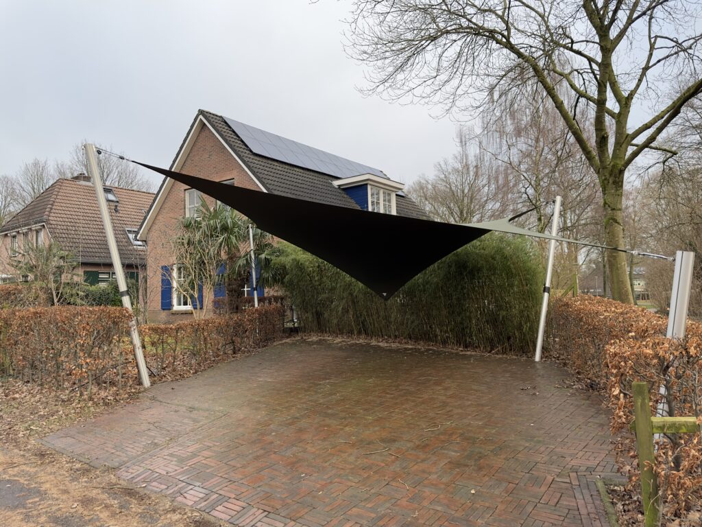 Stormvaste-tarp-geplaatst-als-carport - Manta Roofs Stormvaste-tarp-als-carport