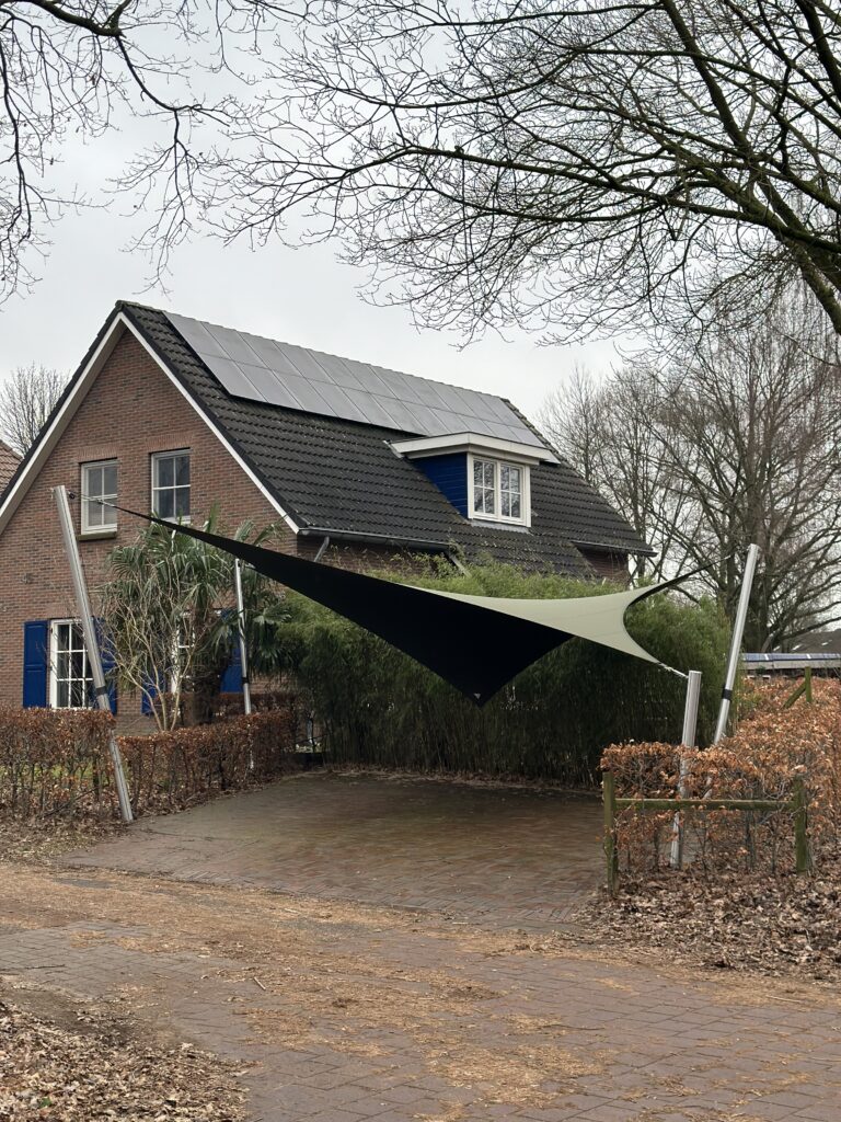 Tarp-op-maat-als-carport-om-de-autos-te-beschermen - Manta Roofs Tarp-op-maat-als-carport-om-de-autos-te-beschermen