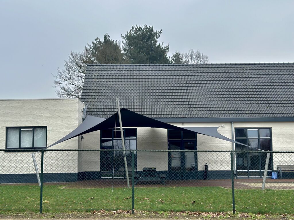 Dorpshuis-terrasoverkapping-laten-plaatsen - Manta Roofs Dorpshuis-terrasoverkapping-laten-plaatsen