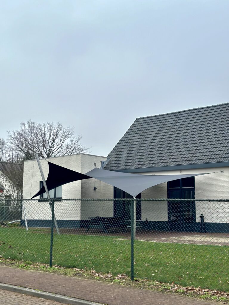 Overkapping-laten-plaatsen-over-het-terras