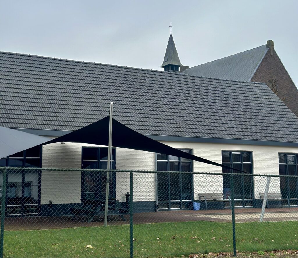 Verwijderbaar-zeildoek-bij-het-dorpshuis - Manta Roofs Verwijderbaar-zeildoek-bij-het-dorpshuis
