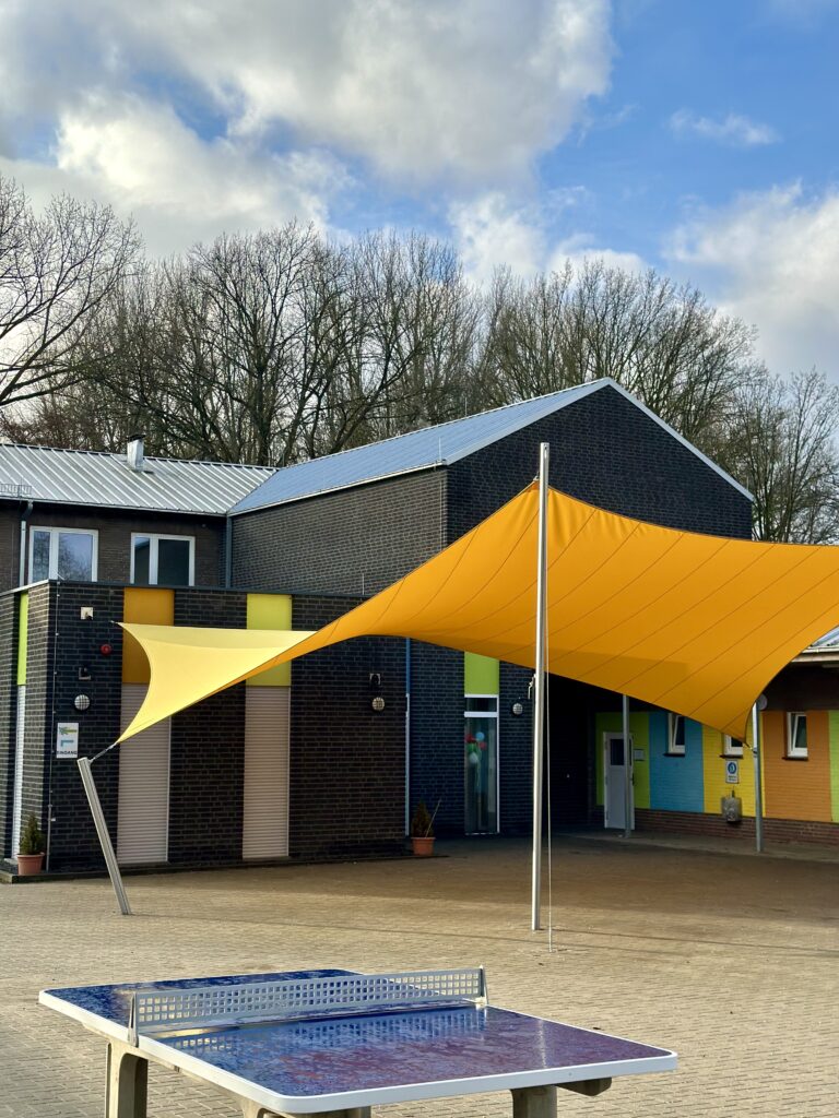 Waterdicht-schaduwdoek-op-het-schoolplein-laten-plaatsen