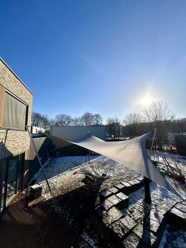 Zonwering-schoolplein-overkapping-laten-plaatsen