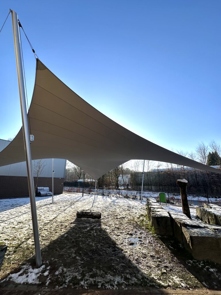 Zonwering-ter-bescherming-van-de-kinderen-met-Manta-Roofs