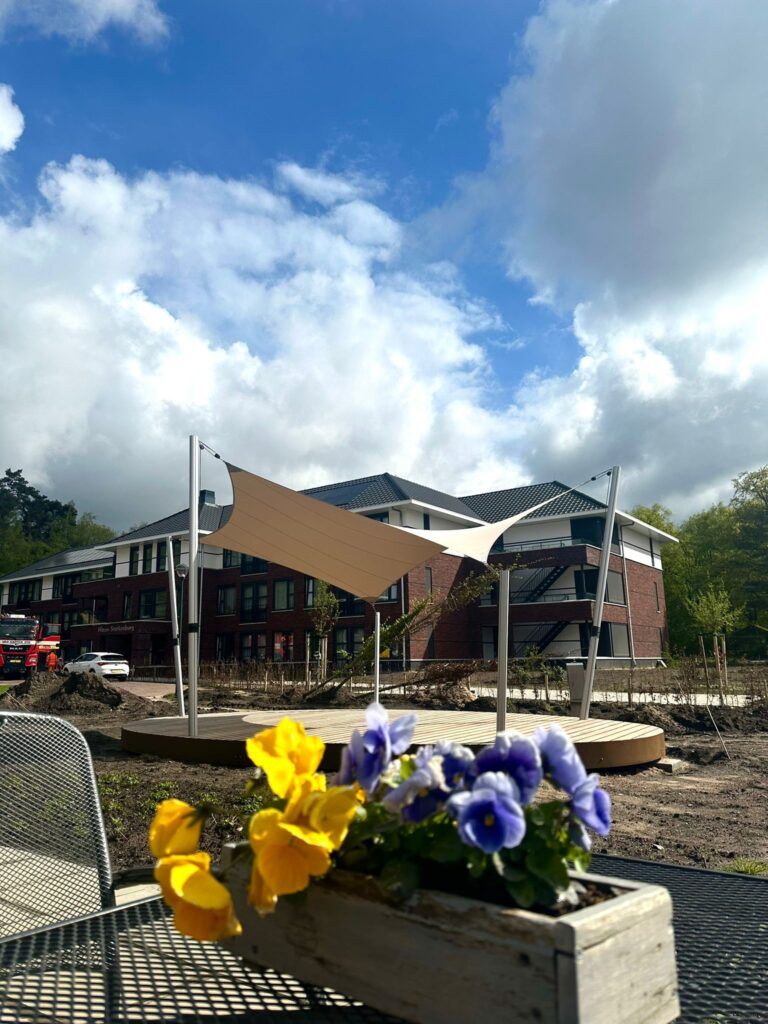 Het-zonnehuis-doorn-overkapping-van-zeildoek-over-podium - Manta Roofs Het-zonnehuis-doorn-overkapping-van-zeildoek-over-podium
