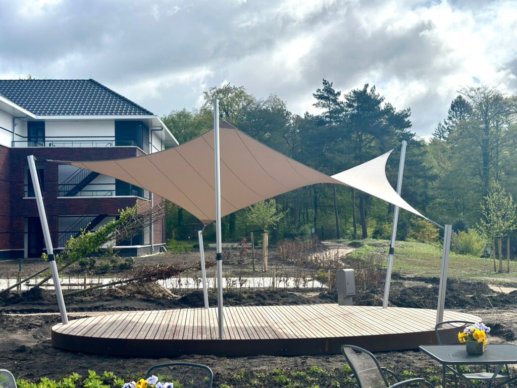 Podium-overkapping-van-zeildoek-laten-plaatsen - Manta Roofs Podium-overkapping-van-zeildoek-laten-plaatsen