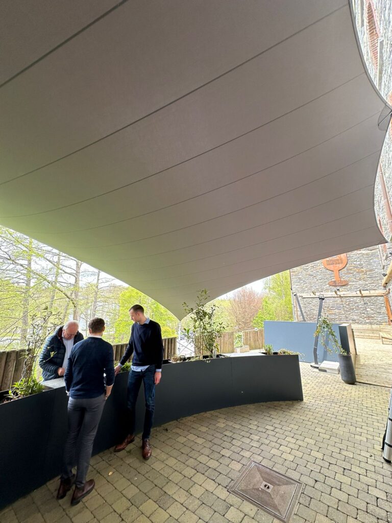 Restaurant-terras-overkappen-met-een-zeiloverkapping - Manta Roofs Restaurant-terras-overkappen-met-een-zeiloverkapping