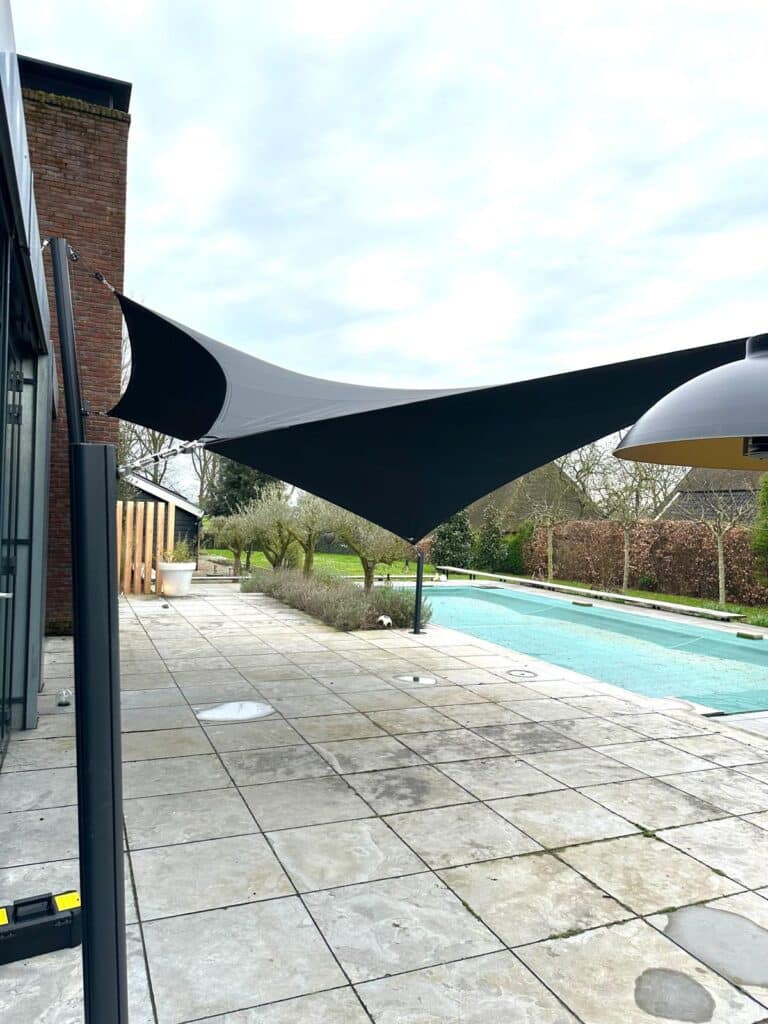 Schaduwdoek-bij-het-zwembad-laten-plaatsen - Manta Roofs Schaduwdoek-bij-het-zwembad-laten-plaatsen