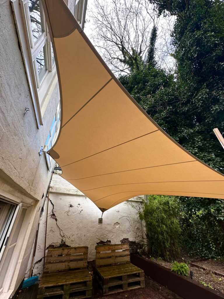 Stadstuin-Amsterdam-schaduwdoek-laten-plaatsen-maatwerk - Manta Roofs Stadstuin-Amsterdam-schaduwdoek-laten-plaatsen-maatwerk