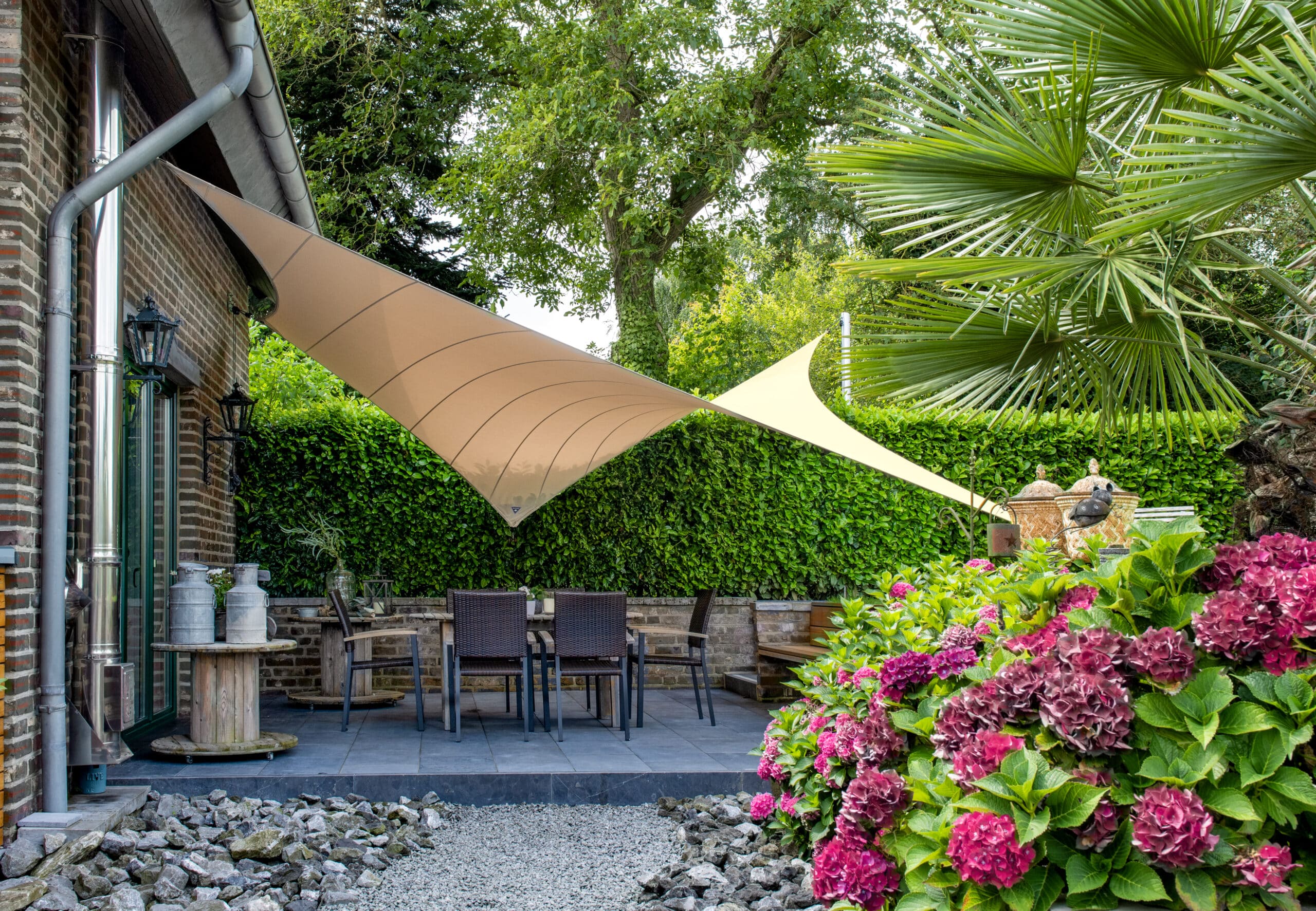 Terrasoverkapping-geplaatst-op-locatie-van-zeildoek