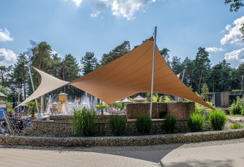 EuroParcs-zutendaal-terrasoverkapping-op-maat-schaduwdoek