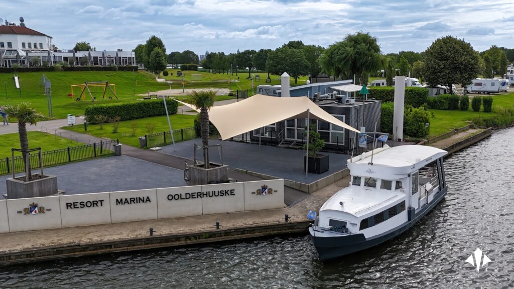 Luxe-schaduwdoek-laten-plaatsen-in-limburg-resort-marina-oolderhuuske-schaduwdoek-manta-roofs - Manta Roofs Luxe-schaduwdoek-laten-plaatsen-in-limburg-resort-marina-oolderhuuske-schaduwdoek-manta-roofs