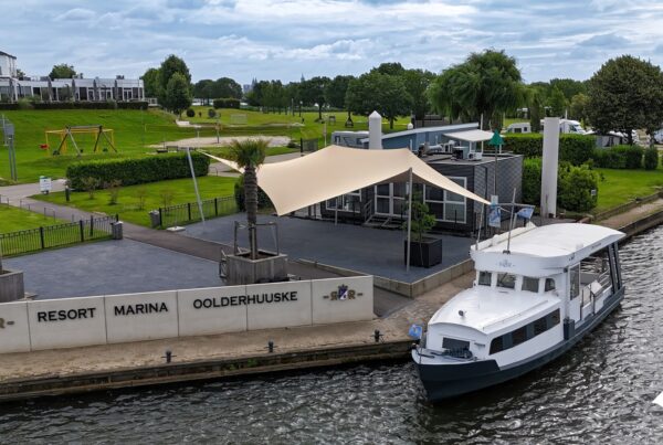 Luxe-schaduwdoek-laten-plaatsen-in-limburg-resort-marina-oolderhuuske-schaduwdoek-manta-roofs