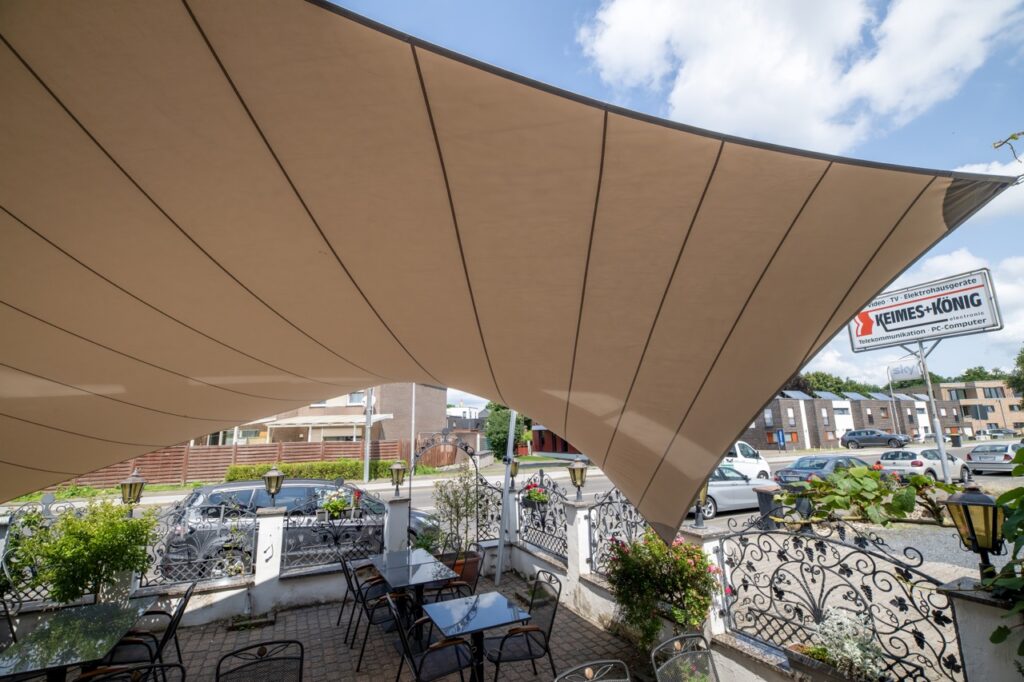 Luxe-terrasoverkapping-voor-uw-restaurant-laten-plaatsen - Manta Roofs Luxe-terrasoverkapping-voor-uw-restaurant-laten-plaatsen