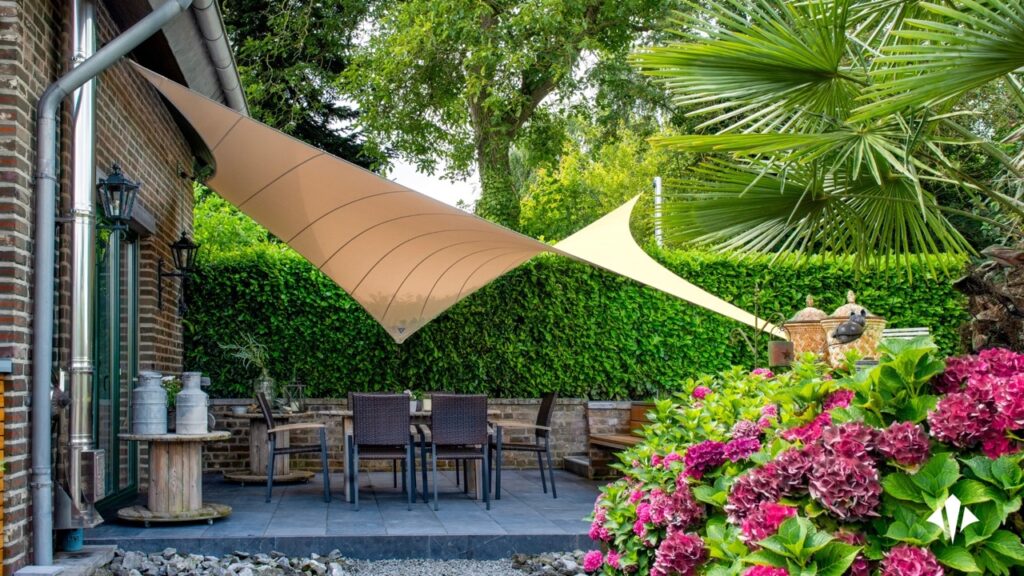 Modern-schaduwdoek-als-overkapping-op-maat-geplaatst