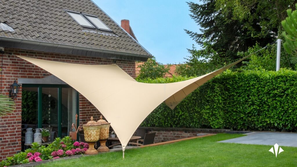 Modern-schaduwdoek-op-maat-laten-plaatsen