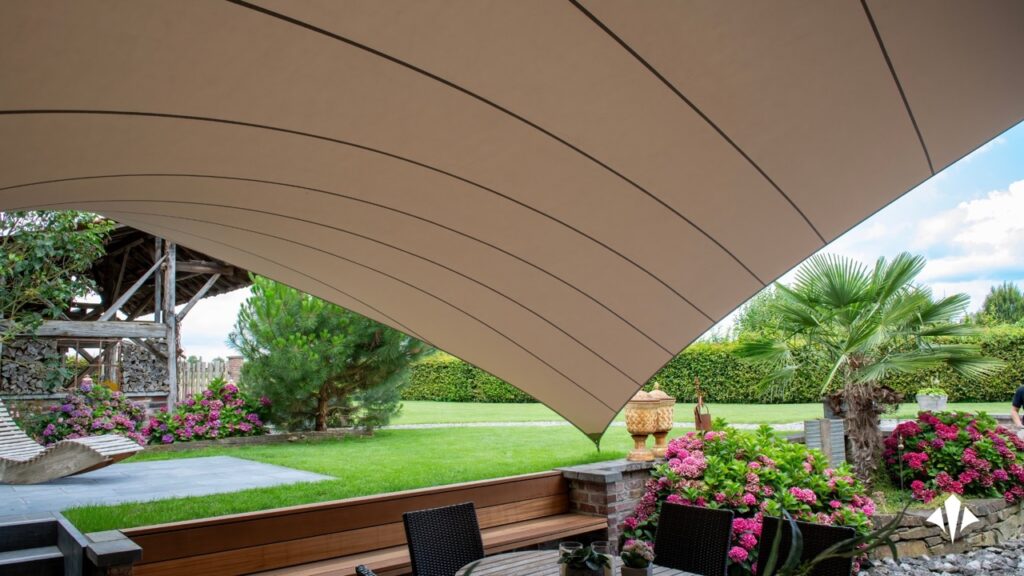 modern-schaduwdoek-voor-een-sfeervolle-tuin-Manta-Roofs