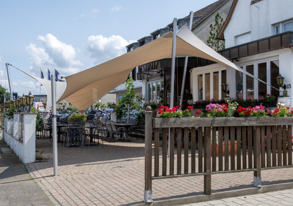 Terrasoverkapping-voor-uw-restaurant-maatwerk-manta-roofs - Manta Roofs Terrasoverkapping-voor-uw-restaurant-maatwerk-manta-roofs
