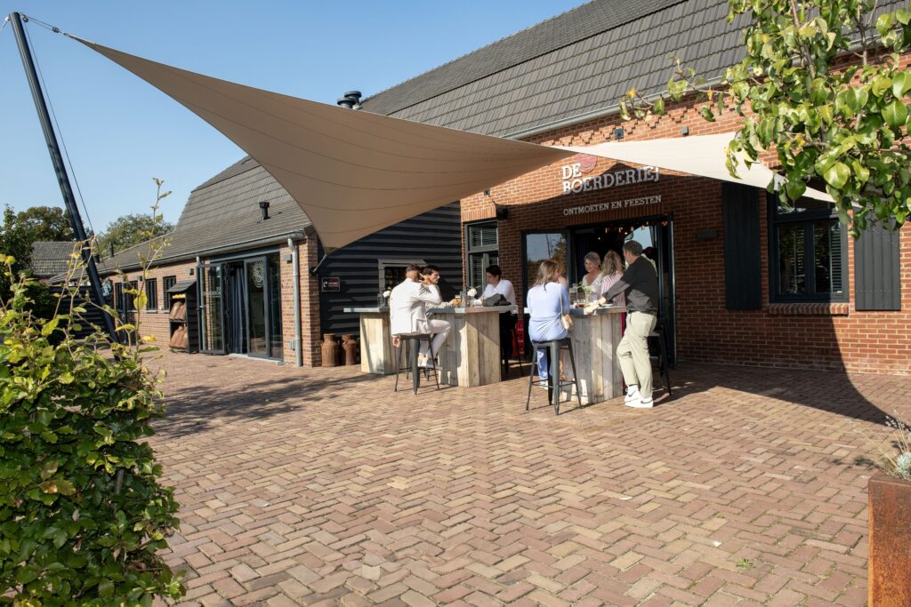 Boerderiej-roermond-terrasoverkapping-taupe