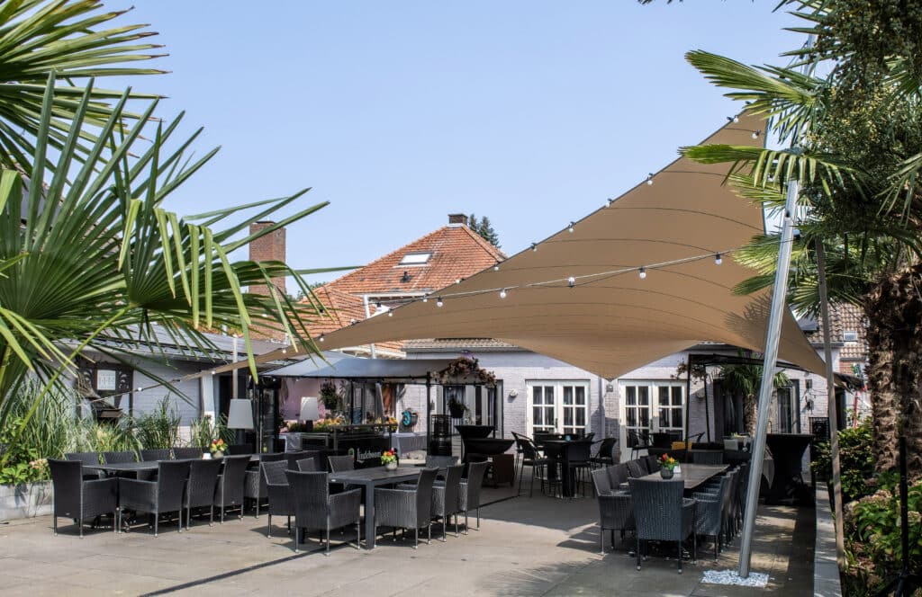 Restaurant-overkapping-horeca-laten-plaatsen - Manta Roofs Restaurant-overkapping-horeca-laten-plaatsen