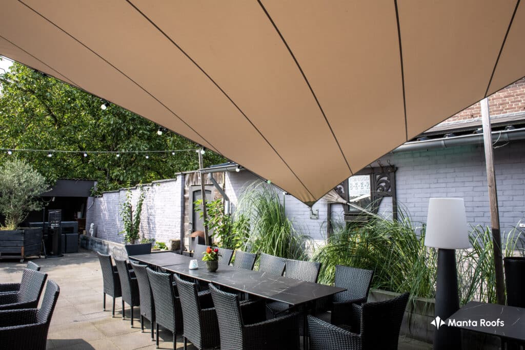 Restaurant-overkapping-op-maat-gemaakt-stormvast-verwijderbaar-maatwerk - Manta Roofs Restaurant-overkapping-op-maat-gemaakt-stormvast-verwijderbaar-maatwerk