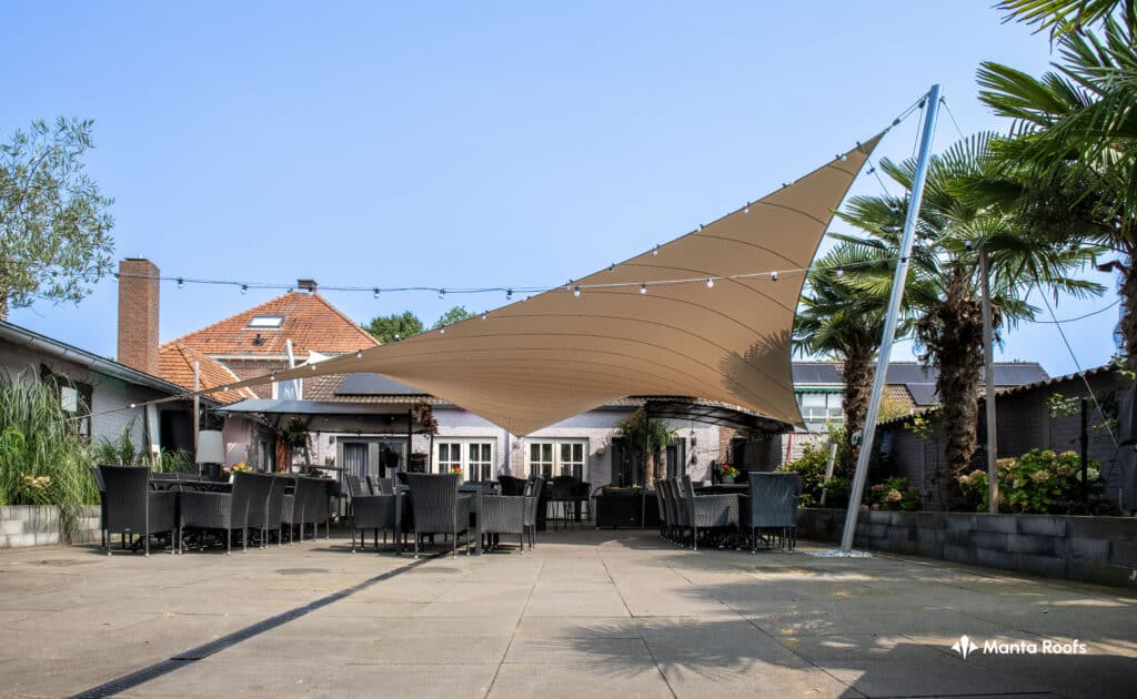 Restaurant-overkapping-op-maat-geplaatst-huiskamer-van-het-leudal - Manta Roofs Restaurant-overkapping-op-maat-geplaatst-huiskamer-van-het-leudal