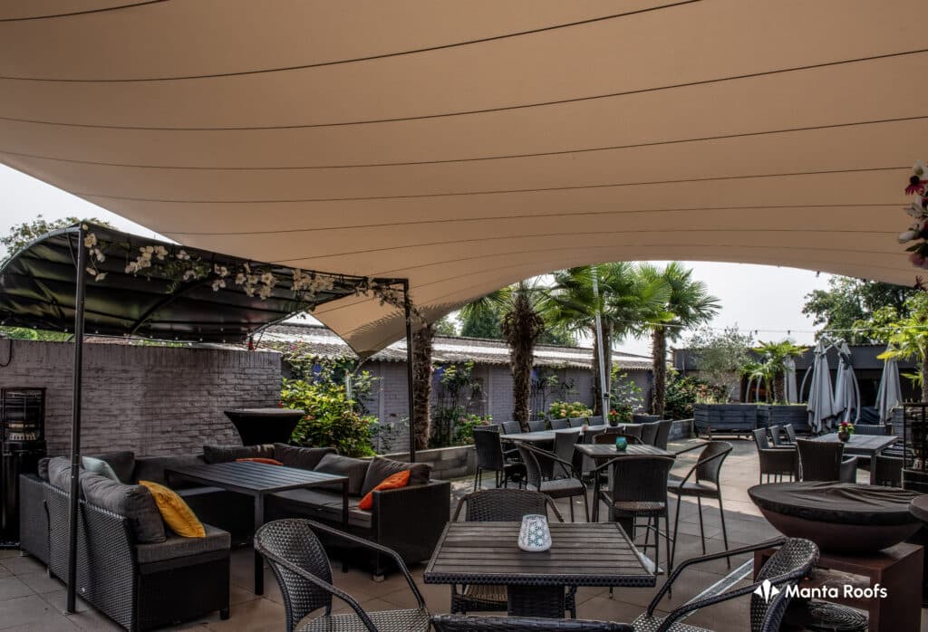 Trouwlocatie-overkapping-bij-een-restaurant - Manta Roofs Trouwlocatie-overkapping-bij-een-restaurant