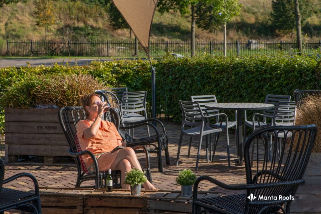 Genieten onder een groot schaduwdoek - Manta Roofs Genieten-onder-een-groot-schaduwdoek-Manta-Roofs