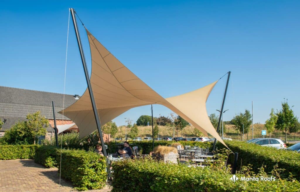 Groot-schaduwdoek-op-maat-gemaakt-Roermond-Manta-Roofs